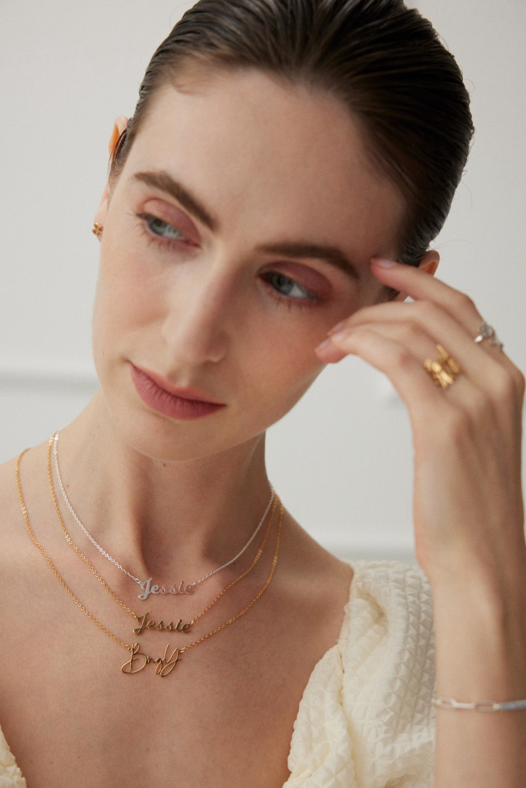 "L'Âme Éternelle en Lettres" Personalized Letter Necklace
18K Letter Custom Necklace
