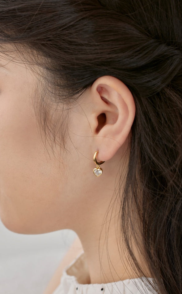 「Heartfelt Moments」heart-shaped pendant earrings