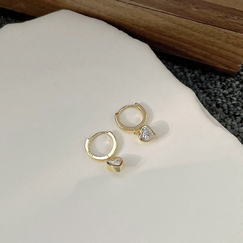 「Heartfelt Moments」heart-shaped pendant earrings
