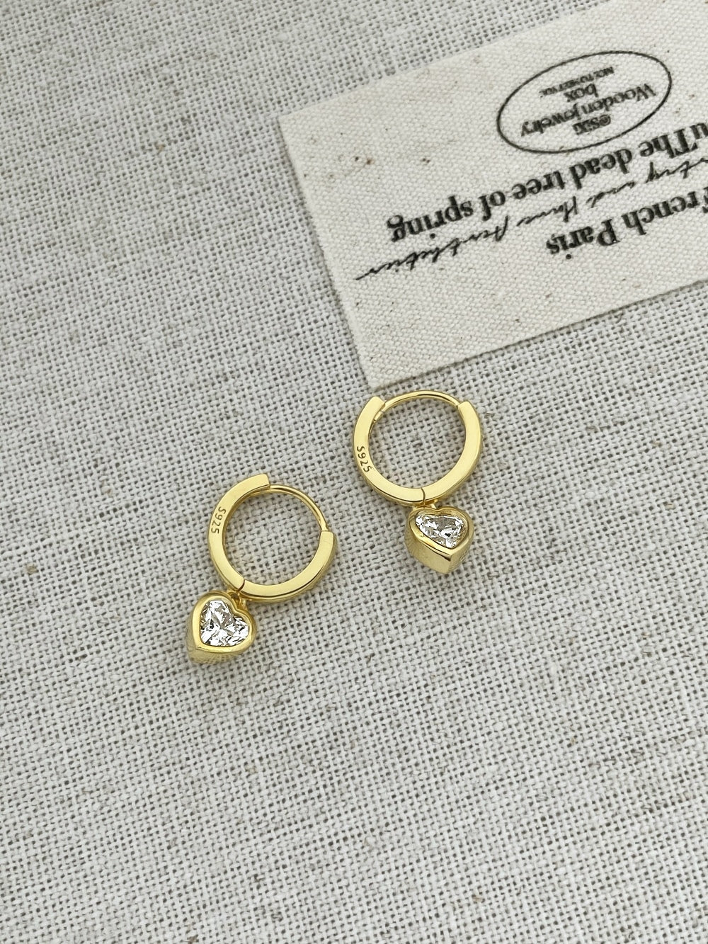 「Heartfelt Moments」heart-shaped pendant earrings