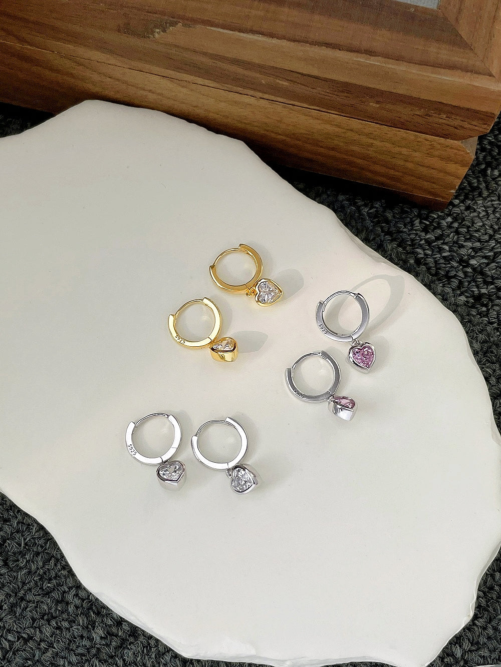 「Heartfelt Moments」heart-shaped pendant earrings