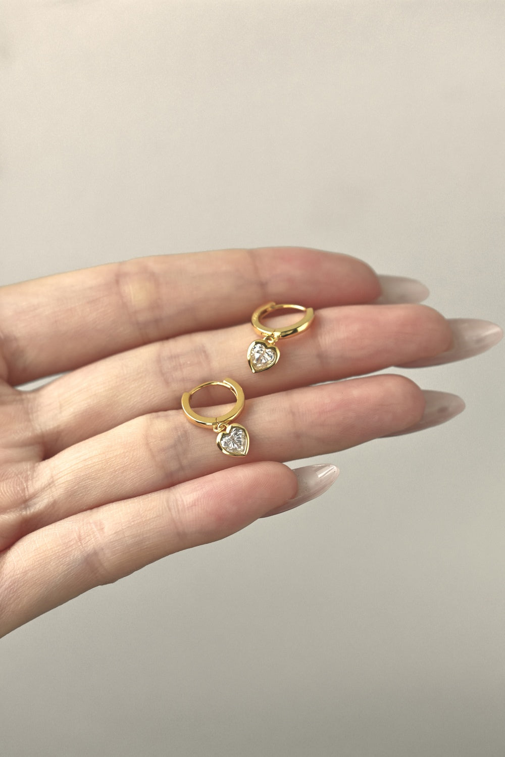 「Heartfelt Moments」heart-shaped pendant earrings