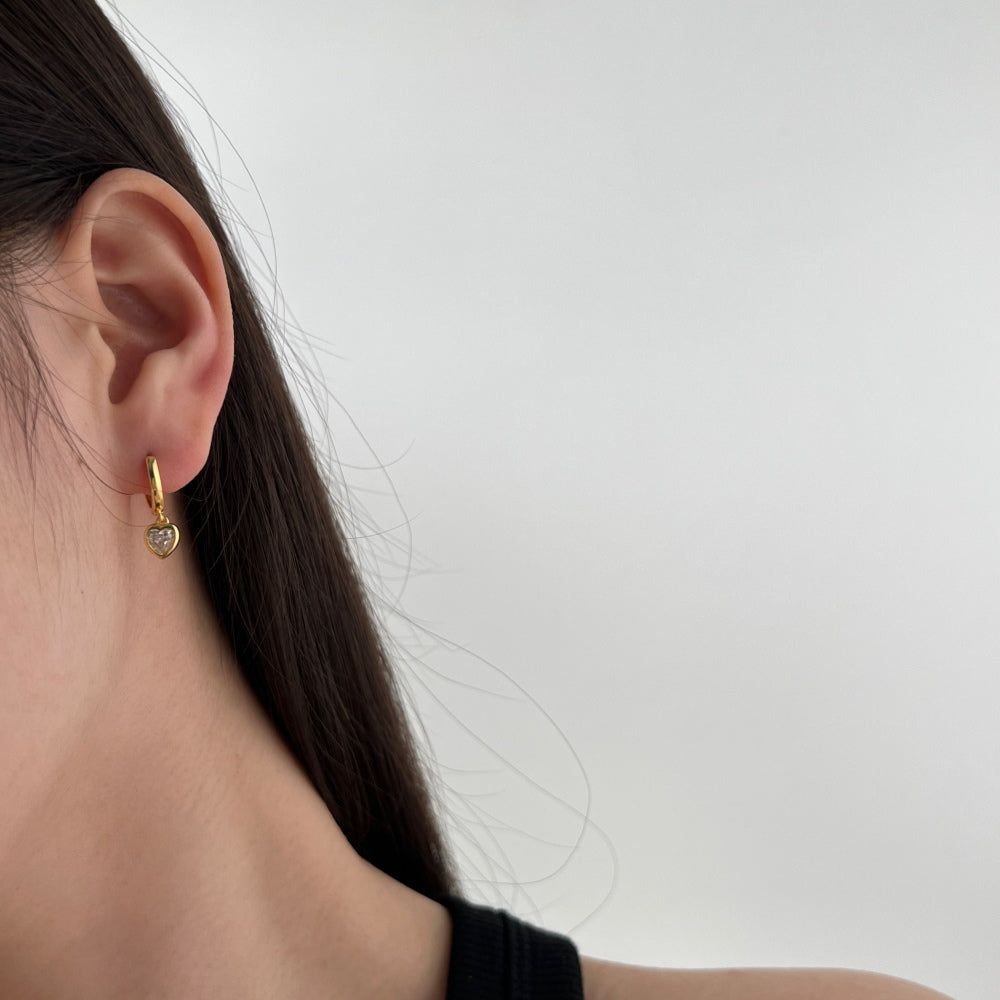 「Heartfelt Moments」heart-shaped pendant earrings