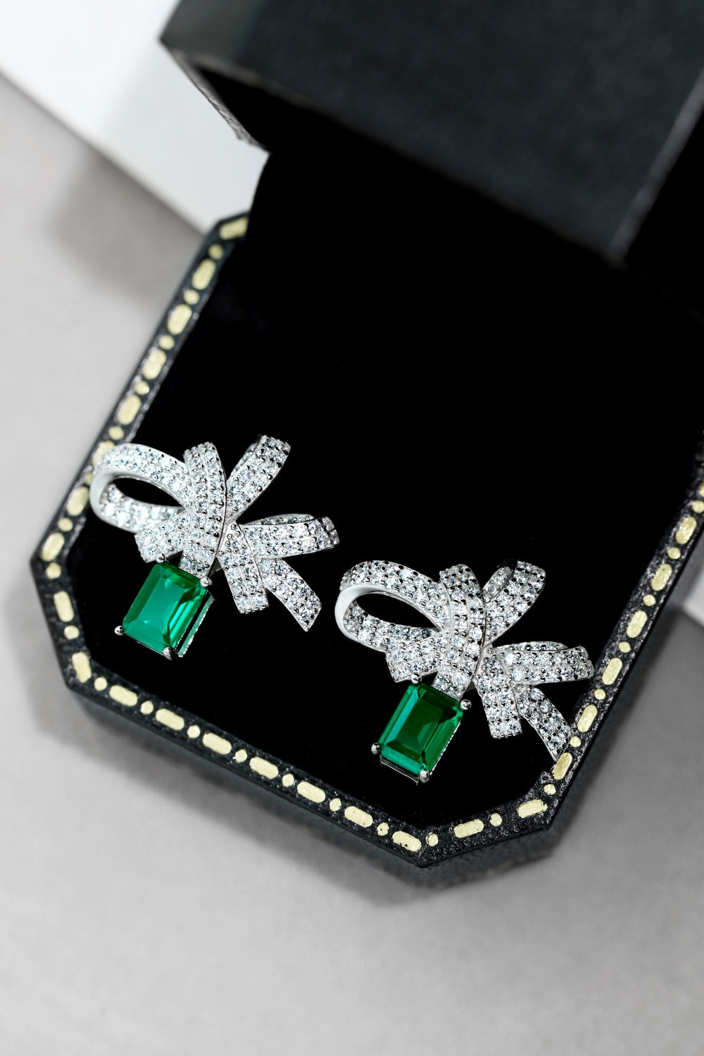 「Verdant Bow」Emerald Bow Earrings