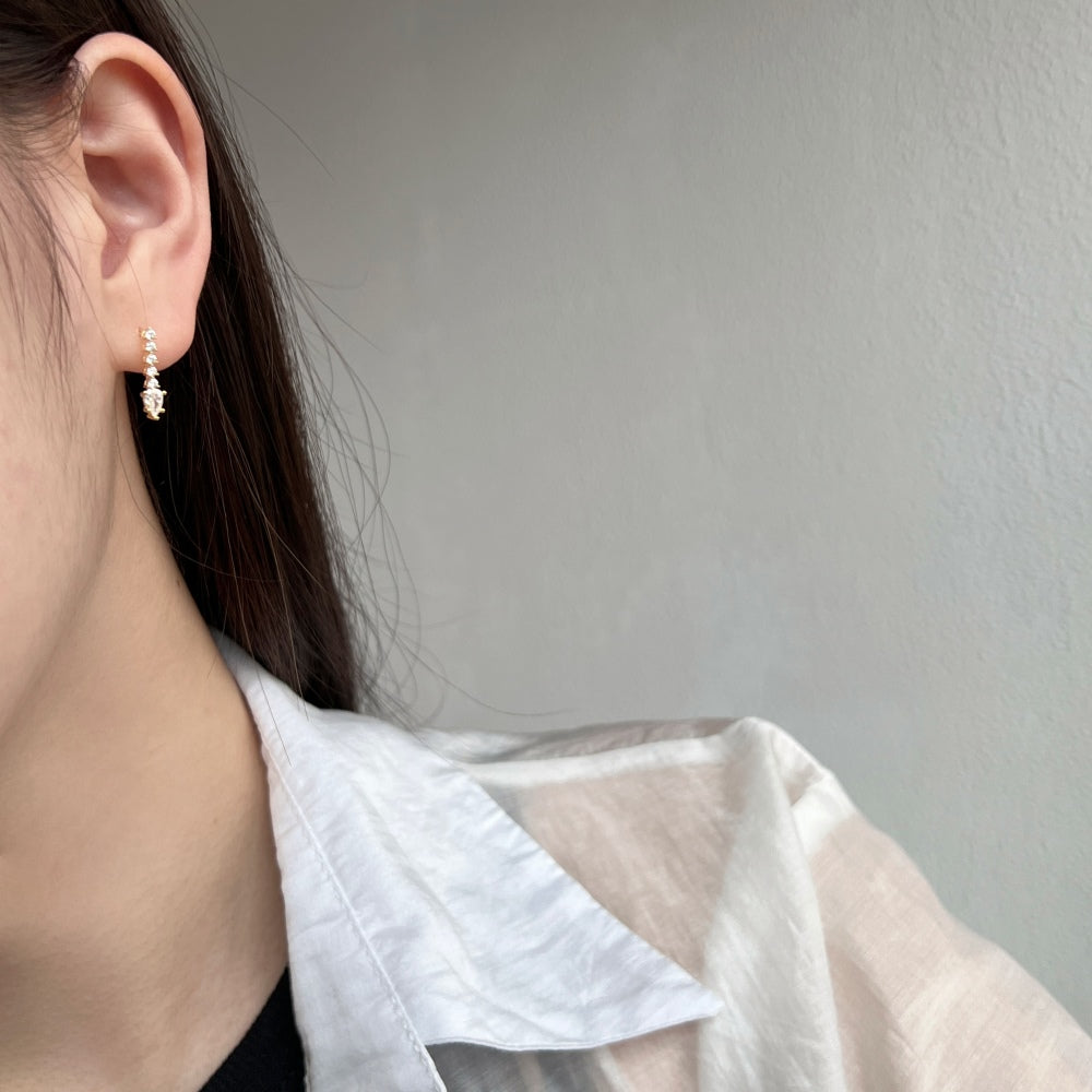 「Linear Glow」vertical line diamond earrings