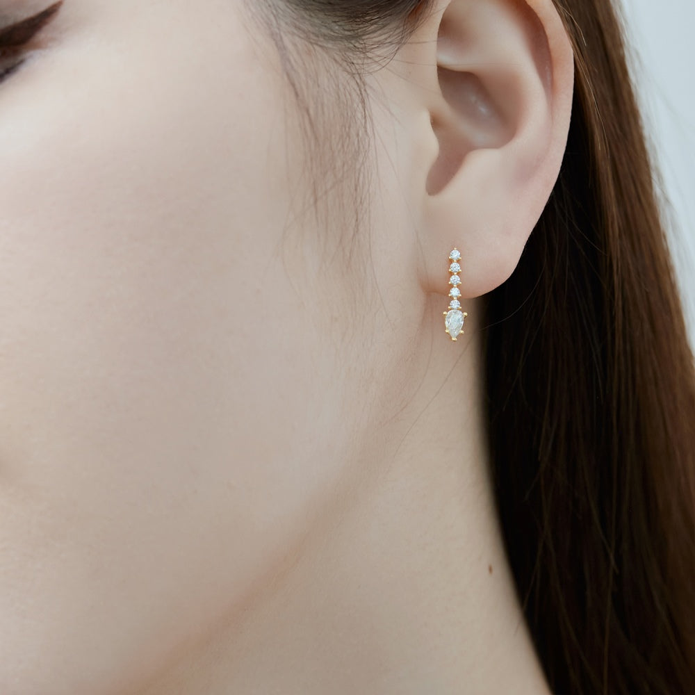 「Linear Glow」vertical line diamond earrings