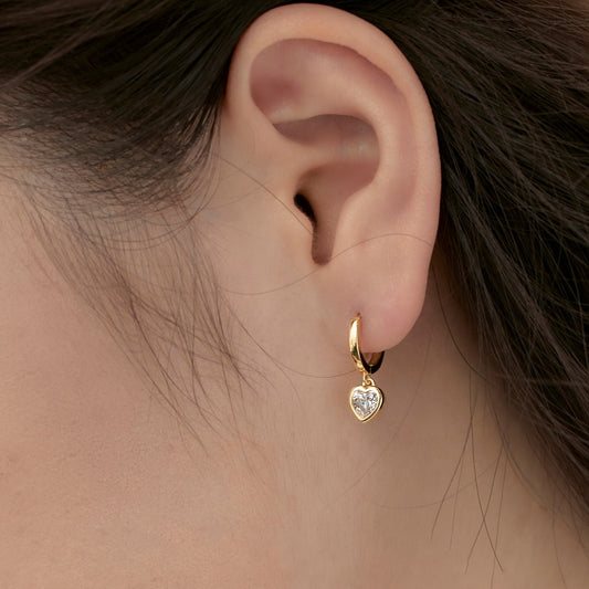 「Heartfelt Moments」heart-shaped pendant earrings