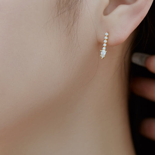 「Linear Glow」vertical line diamond earrings